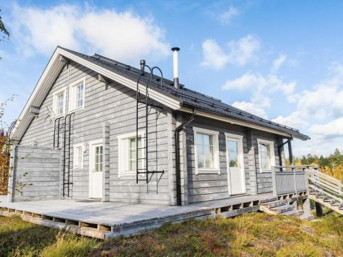 LahdenperäにあるHoliday Home Pohjantähti by Interhomeの小さな木造家屋(大きなポーチ付)