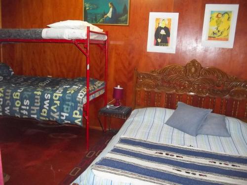 1 dormitorio con 2 literas y 1 cama con almohada en Hostal Armando, en Valparaíso