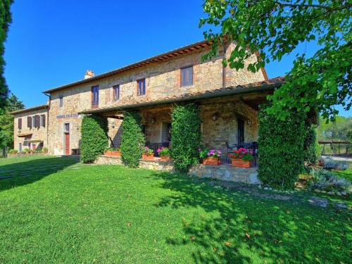 モンテルーポ・フィオレンティーノにあるHoliday Home Il Frantoio by Interhomeの蔦の古石造りの家