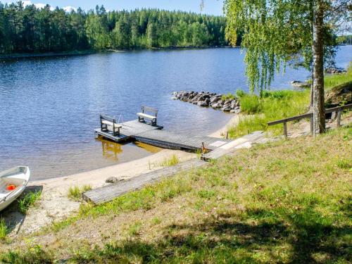 HattusaariにあるHoliday Home Aurinkoranta by Interhomeの湖上の二つのベンチ付き桟橋