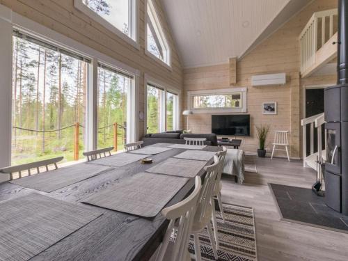 uma grande sala de jantar com uma grande mesa de madeira em Holiday Home Miilu by Interhome em Jyrkkä