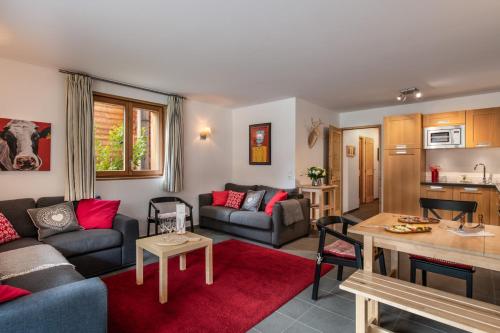 un salon avec un canapé et une table dans l'établissement K2 by Alpine Resorts, aux Gets