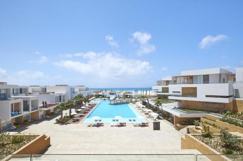 - une vue aérienne sur un complexe avec une piscine dans l'établissement The G Hotel, à El Alamein