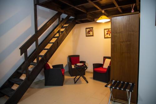 a staircase in a room with chairs and a table at Refugio no Campo - AL 1683 in Rapoula do Côa