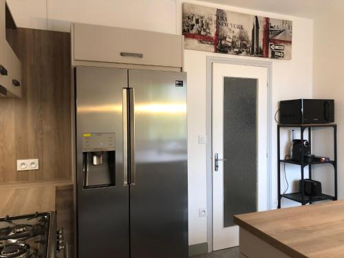 La cuisine est équipée d'un réfrigérateur en acier inoxydable. dans l'établissement L'Appartement d'Hélène, à Sarlat-la-Canéda