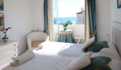 1 dormitorio con 1 cama y vistas al océano en Puerto, en Benalmádena