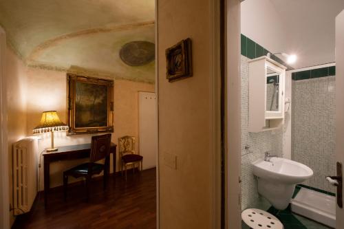 bagno con lavandino, servizi igienici e scrivania. di Antica Dimora Isernia a Isernia
