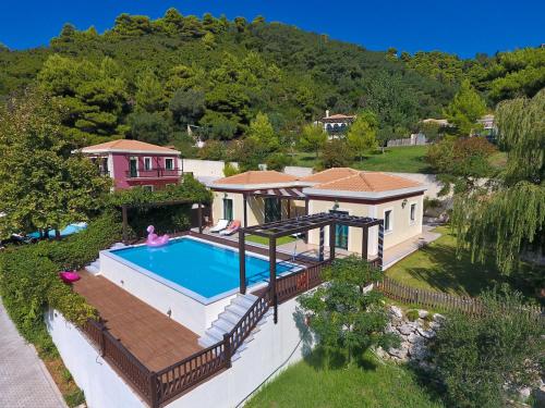 uma vista superior de uma casa com piscina em Corfu Resorts Villas em Pelekas