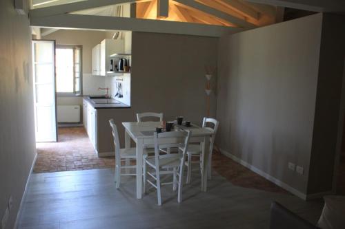 eine Küche und ein Esszimmer mit einem Tisch und Stühlen in der Unterkunft Agriturismo Cascina Carai in Marone
