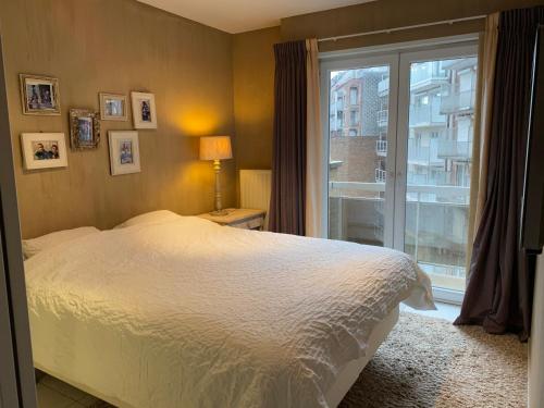 Кровать или кровати в номере Residentie Zeebries, luxe en ruim appartement met zijzicht op zee