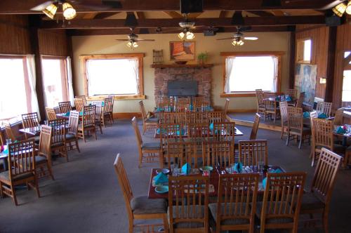 A restaurant or other place to eat at The Rim Rock Inn