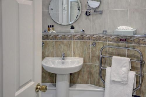 
A bathroom at Best Western Plus West Retford Hotel
