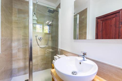 Bagno di Hotel S'Ortale Possibilità di Parcheggio interno e Ristorante all'aperto