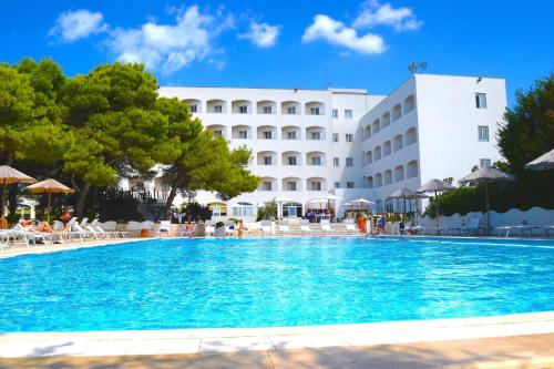 una vista del hotel desde la piscina en Ecoresort Le Sirene - Caroli Hotels, en Gallipoli