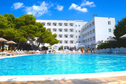 vista sull'hotel dalla piscina di Ecoresort Le Sirene - Caroli Hotels a Gallipoli