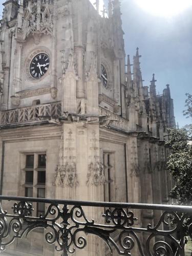 un gran edificio con una torre de reloj. en Rouen hyper centre ville Palais de Justice, en Rouen
