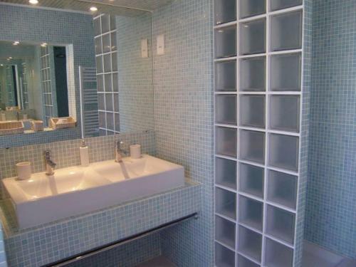 La salle de bains est pourvue d'un lavabo et d'un miroir. dans l'établissement Villa Vale Do Lobo 186 - 4 Bedroom villa - WiFi and Air conditioning - Great for families, à Vale do Lobo
