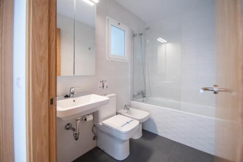 La salle de bains est pourvue de toilettes, d'un lavabo et d'une baignoire. dans l'établissement Apartamento Colon en Cadiz, à Cadix