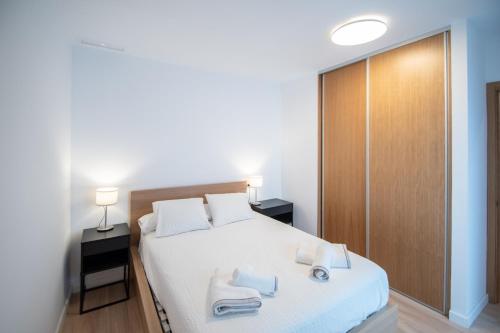 a bedroom with a bed with two towels on it at Apartamento Colon en Cadiz in Cádiz