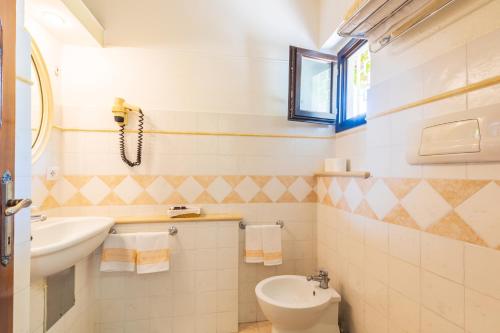 uma casa de banho com um WC e um lavatório em Costa Dorada em Cala Gonone
