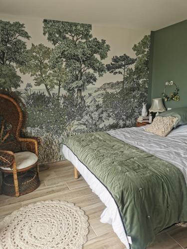 une chambre avec un lit et une peinture murale dans l'établissement Villa l'hermine Vue mer exceptionnelle, prestation luxe contemporaine avec cinema et spa, borne voit électrique, à Perros-Guirec