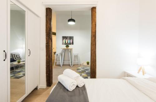 マドリードにあるLas Minas de Malasañaのベッドルーム1室(白いベッド1台、枕2つ付)