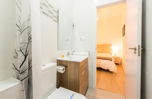 マドリードにあるLas Minas de Malasañaのバスルーム(洗面台、トイレ付)、ベッドルーム1室が備わります。