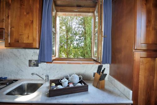 a kitchen counter with a sink and a window at I Casali Della Ghisleria in Ospedalicchio