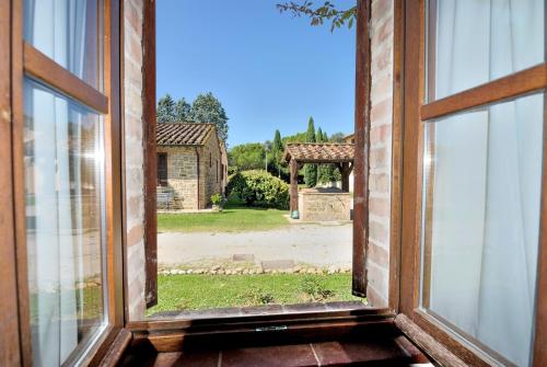 an open window with a view of a yard at I Casali Della Ghisleria in Ospedalicchio