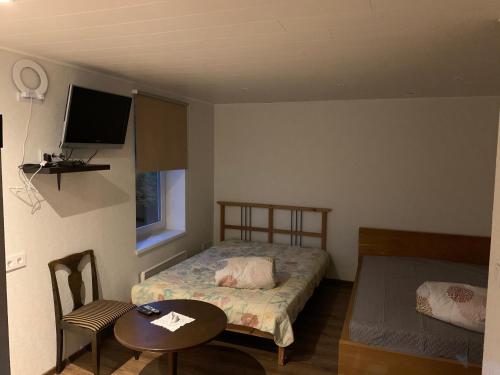 um quarto com uma cama, uma mesa e uma televisão em Piiri 12, apartment - 2 big beds - Very Cute Apartment em Tartu