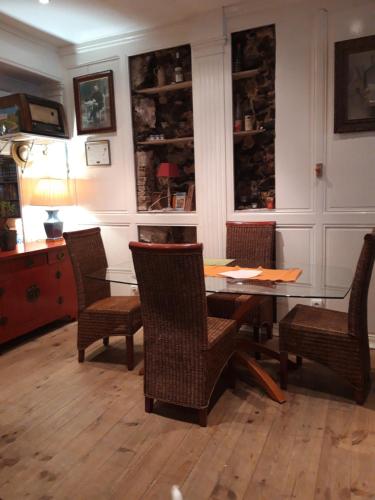 - une salle à manger avec une table et des chaises dans l'établissement Le Gargantua, à Lavelanet