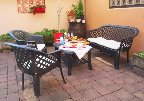 a table and chairs sitting on a patio at La Cour des Amis in Vendenheim