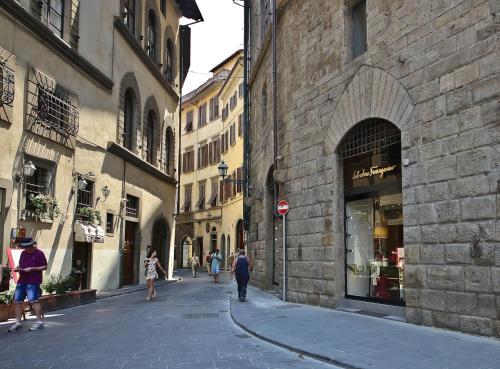 Ponte Vecchio Luxury Suite - Daily Refresh Available