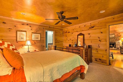 een slaapkamer met een bed en een plafondventilator bij Cozy Cabin with Deck, Walk to Wildcat Creek and Dining in Batesville