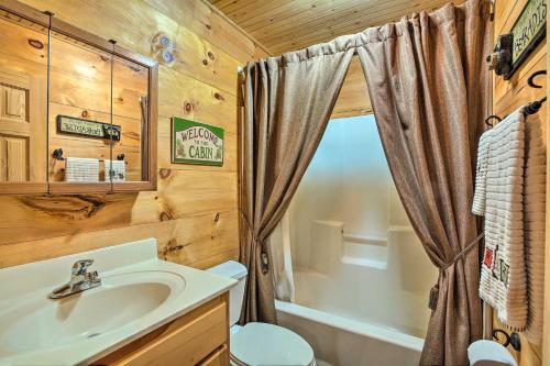 Vannas istaba naktsmītnē Cozy Cabin with Deck, Walk to Wildcat Creek and Dining
