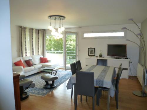 un salon avec une table et un canapé dans l'établissement LES TERRASSES, à Amiens