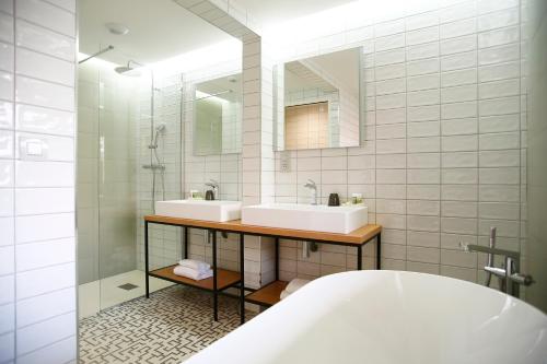 Bilik mandi di Hotel Onda