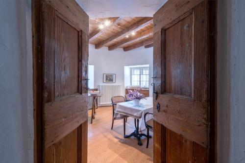 an open door in a room with a table at Residence La Torre con private park in Trieste