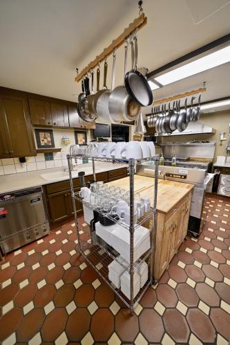Η κουζίνα ή μικρή κουζίνα στο Frisco Inn on Galena