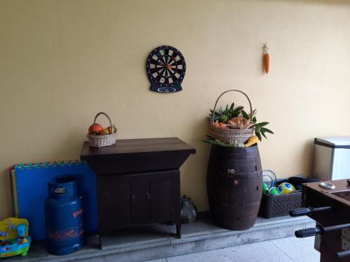 una habitación con dos cestas en la pared y un tablero de dardos en Casa flor da laranjeira, en Ponte de Lima