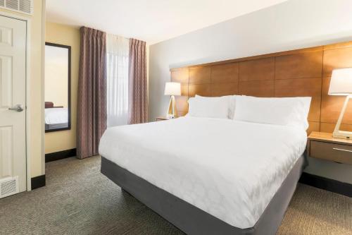 Katil atau katil-katil dalam bilik di Staybridge Suites Reno Nevada by IHG
