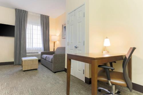 Televisyen dan/atau pusat hiburan di Staybridge Suites Reno Nevada by IHG