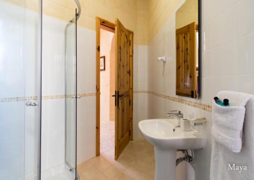 Koupelna v ubytování VinDor Villa