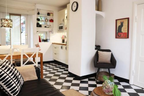 a living room with a black and white checkered floor at Haus Schlafgemach in Flensburg