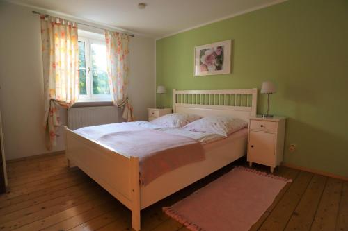 Tempat tidur dalam kamar di Landhaus Angelika