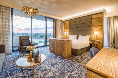 Ένα ή περισσότερα κρεβάτια σε δωμάτιο στο Radisson Hotel and Convention Centre OR Tambo Airport