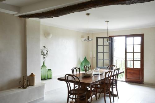 une salle à manger avec une table et des chaises en bois dans l'établissement Luxury townhouse in the heart of medieval St Paul de Vence, à Saint-Paul-de-Vence
