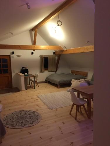 a room with a bed and a table in a room at Lichtspiel im Grünen - moderne Ruhe in Schnabelwaid