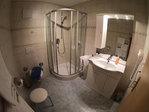 uma casa de banho com um chuveiro e um lavatório. em Haus Hedwig em Fuschl am See