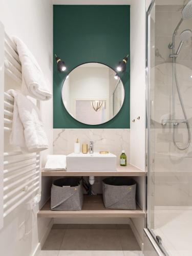 une salle de bain avec un lavabo et un miroir dans l'établissement Luxury Studio 